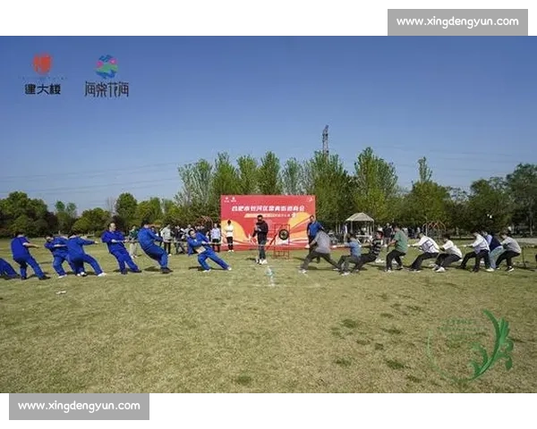 难忘的拔河比赛：一场团结与坚持的较量，展现了团队的力量与拼搏精神
